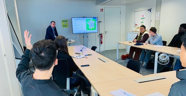 Immersion au Centre de Relation Client EDF pour nos Terminales Métiers du Commerce et de la Vente