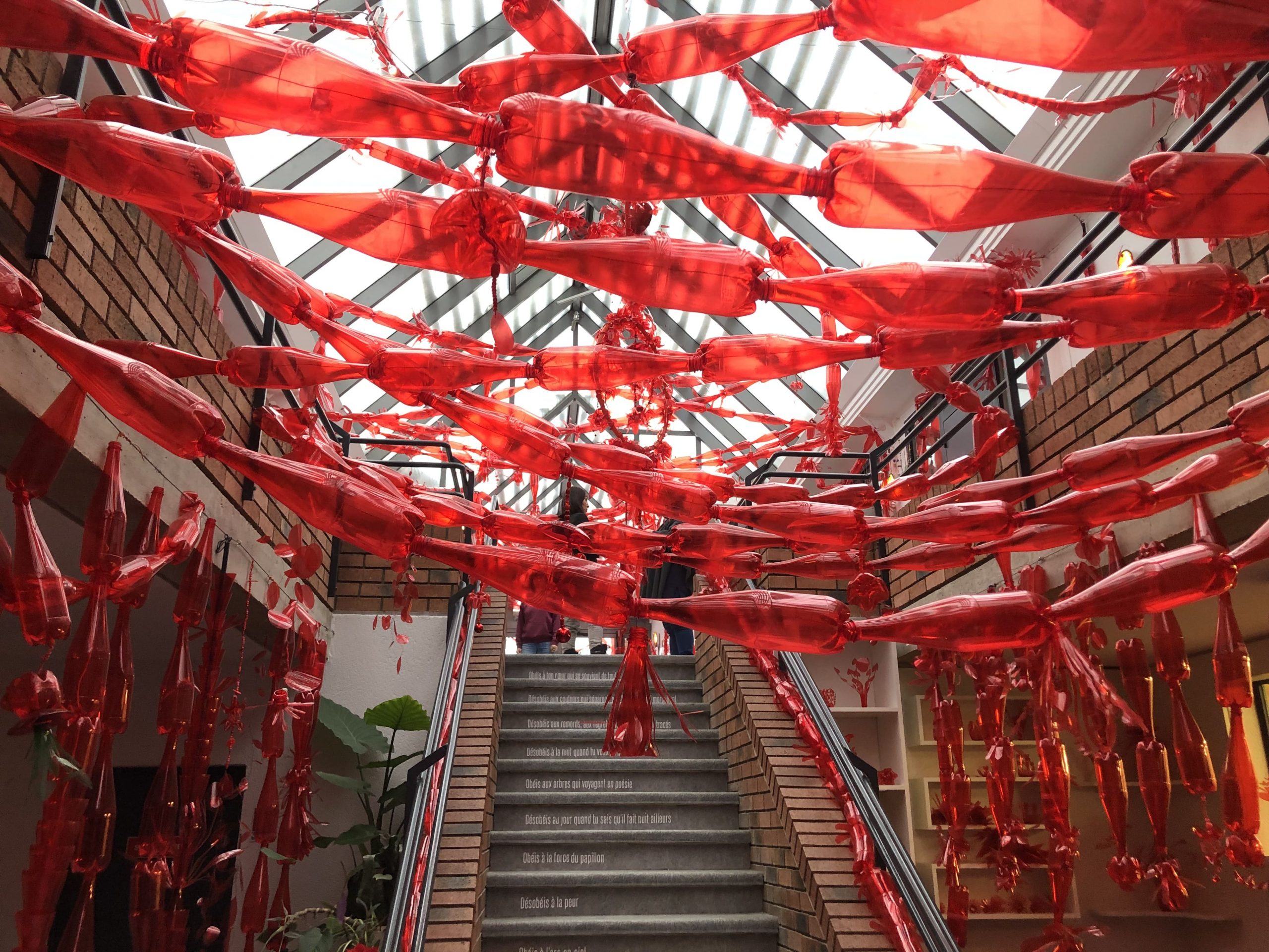 Visite de l&rsquo;exposition « Le rouge de mon cœur » au centre culturel de Tinqueux